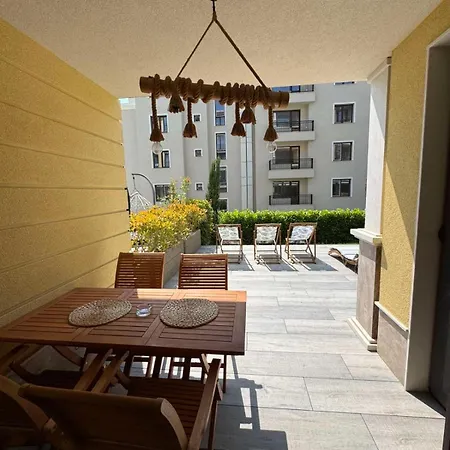 The Portal Infinity Pool And Barbecue Apartment Warna